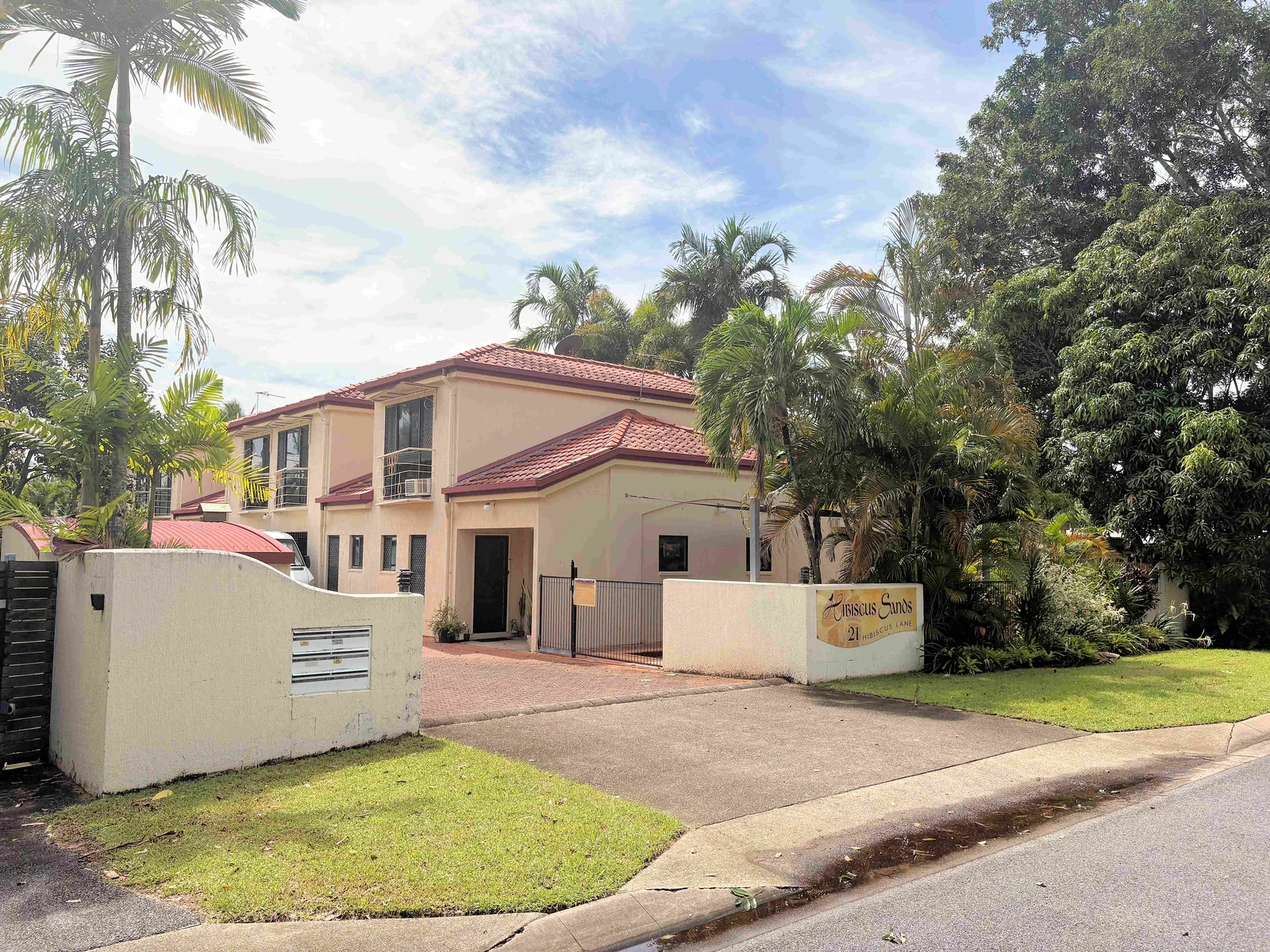 Coming Soon - Beachside Townhouse With Additional Lounge